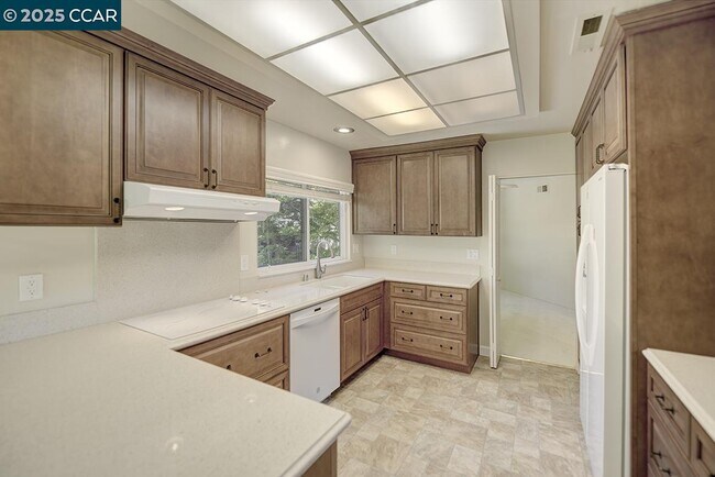 Building Photo - 3377 Rossmoor Pkwy