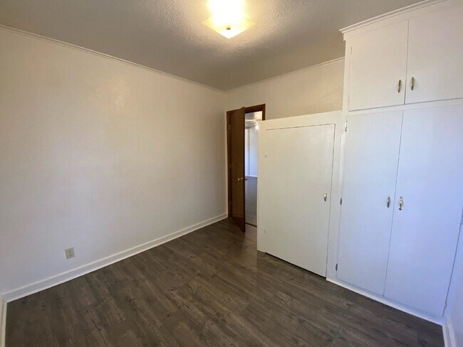 Building Photo - 1032 W Nevada Ct