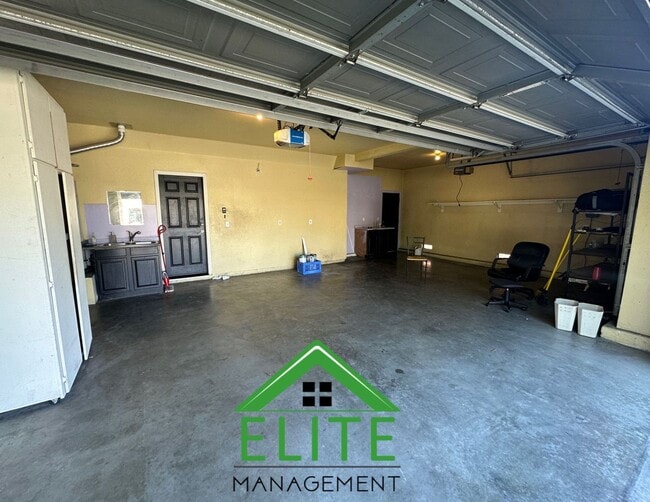 Building Photo - Spacious 6-Bedroom Home with Two Master Su...