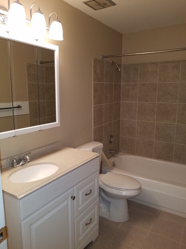 Building Photo - 1115 S Cherry St