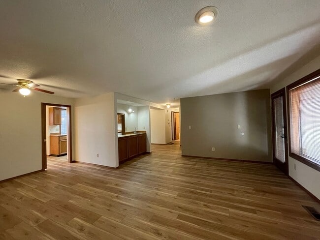 Building Photo - 2Bd/2Ba Unit Located in a Lovely Private Neighborhood in Happy Valley ~ Detached Garage, Washer &...