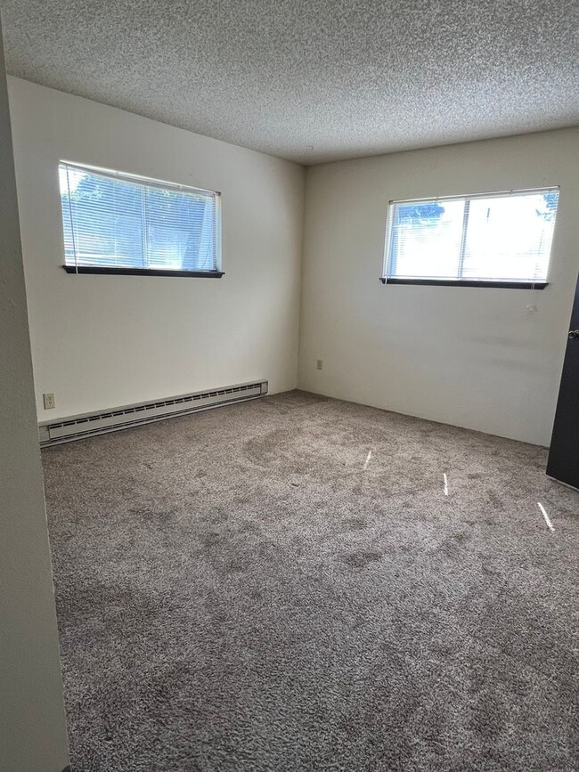 Building Photo - Pet-friendly 2 bedroom apartment with a/c,...