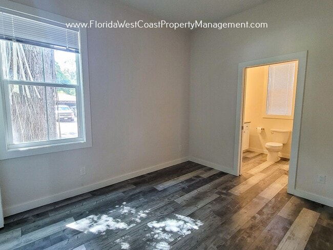 Building Photo - ADORABLE 2 BEDROOM COTTAGE! STAINLESS STEEL MOVE IN READY FOR FEBRUARY!