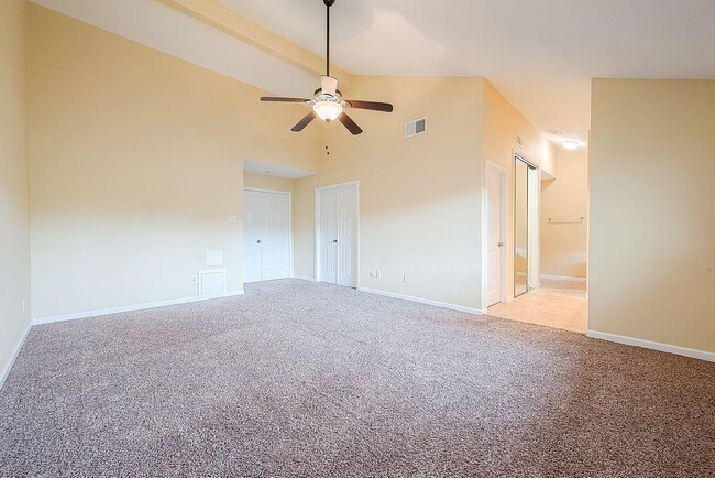 Building Photo - 2039 Shorewood Ln