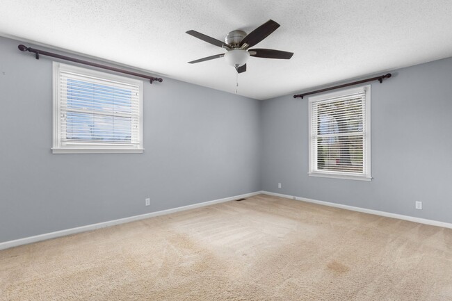 Building Photo - 2560 Memorial Dr