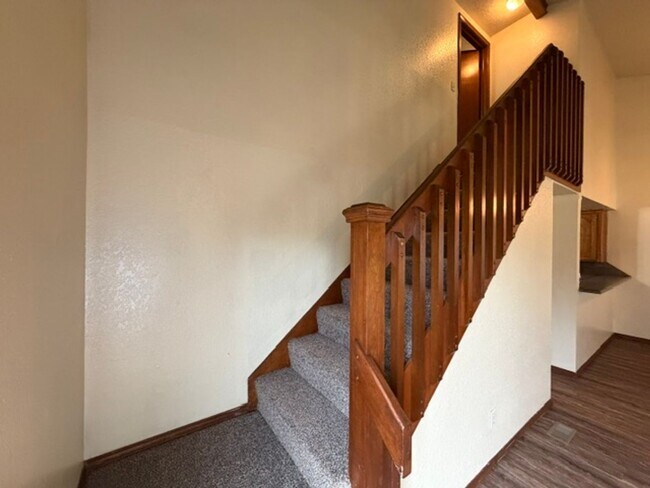 Building Photo - Adorable cottage style three bed, two bath, two car garage home in Moore Schools!