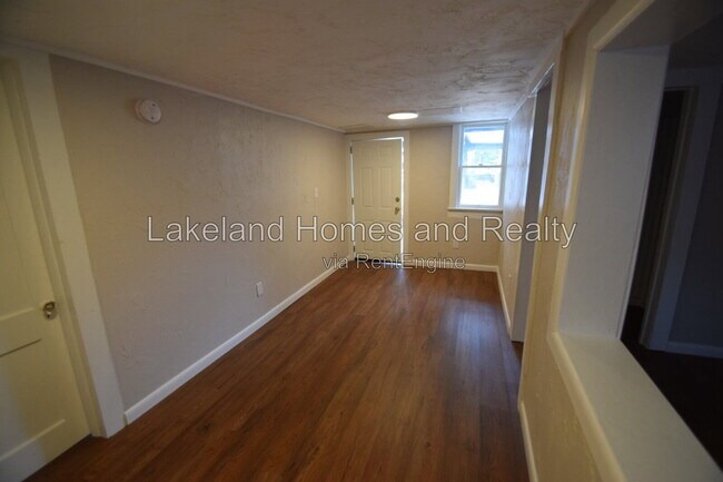 Building Photo - 906 Vistabula St