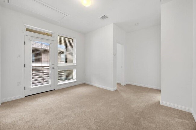 Building Photo - 2025 Simond Ave