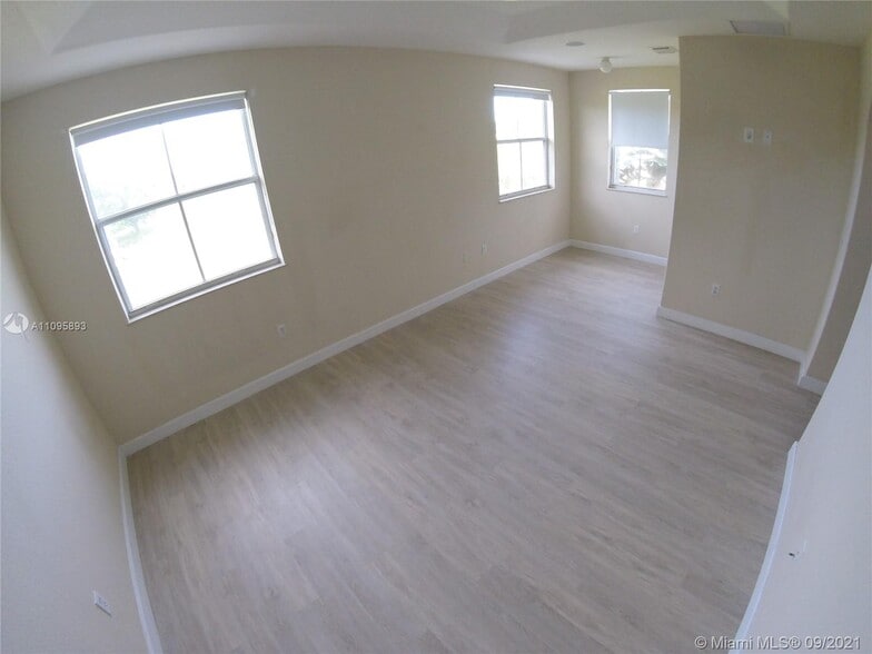 Building Photo - 990 NW 99th Ct