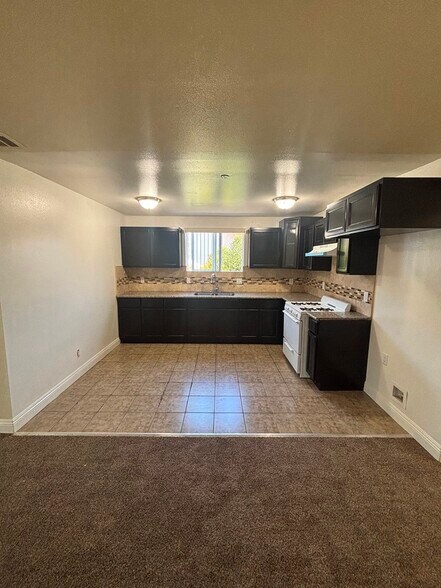 Building Photo - 732 E 74th St