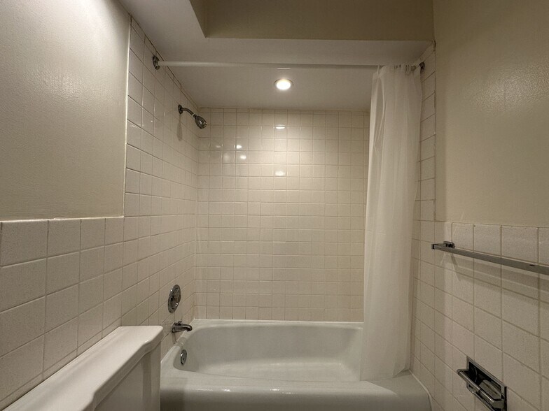 Building Photo - 432 W Oakdale Ave