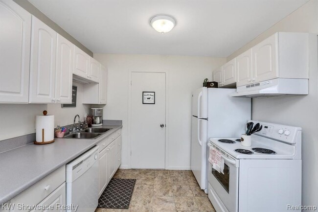 Building Photo - 2 Bed townhouse with Gas and water included!