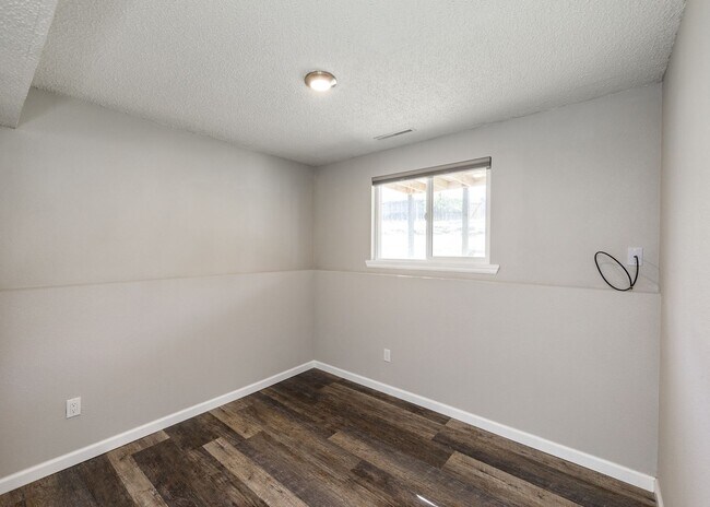 Building Photo - Charming 3 Bed Home Centrally located, Lar...