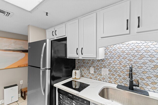 Building Photo - 5511 N Ocean Blvd