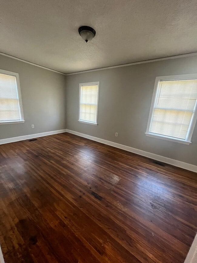 Building Photo - Newly Renovated House on a quiet Street