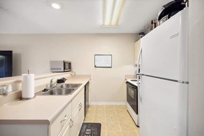 Building Photo - 134 Noblat Dr