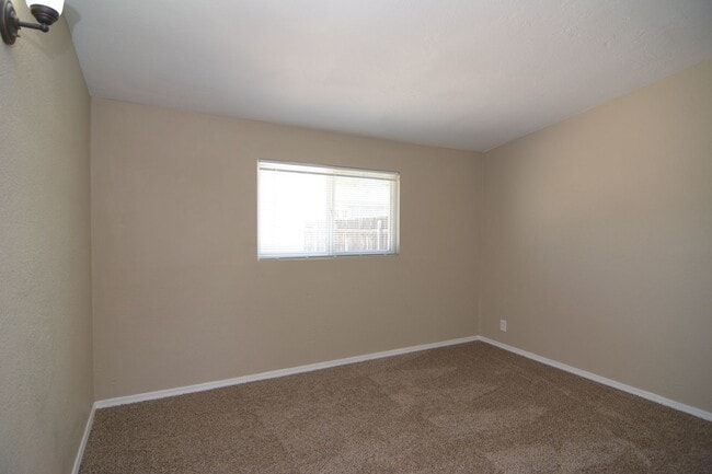 Building Photo - Spacious 2 Bedroom 1 Bath Duplex! Central ...