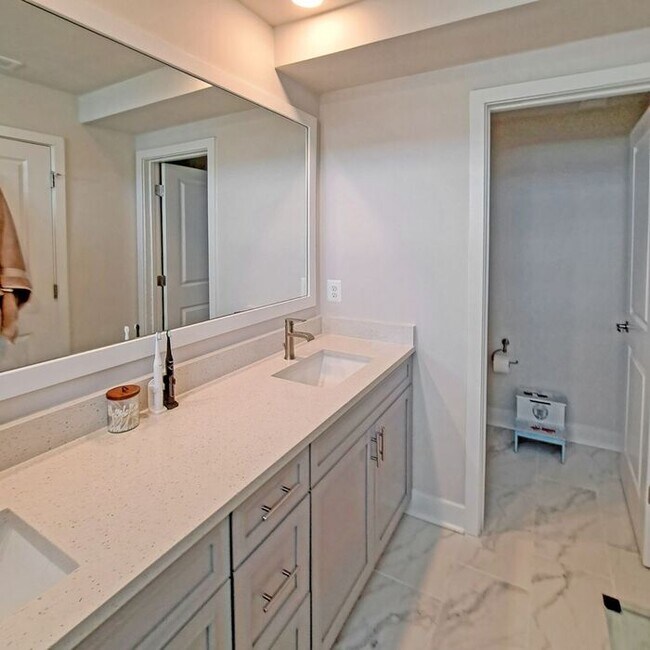 Building Photo - Gorgeous 4-Level Townhome with Rooftop Ter...