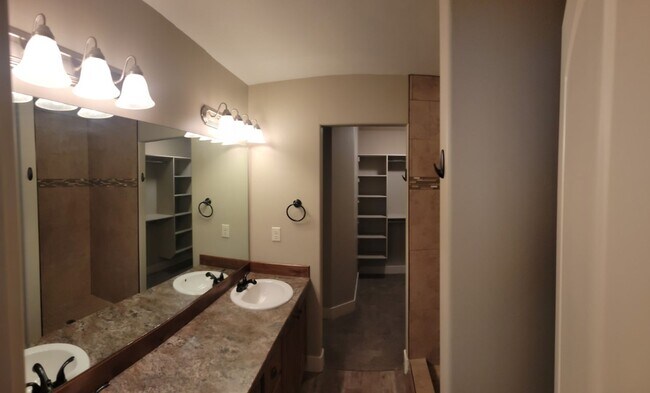 Building Photo - Fra-565