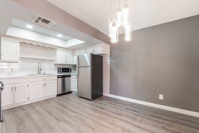 Building Photo - Exquisite Home, Prime Location!