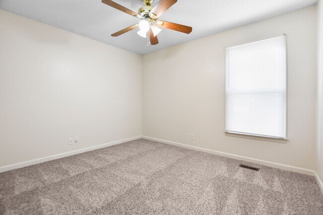 Building Photo - Three Bedroom in Sango!
