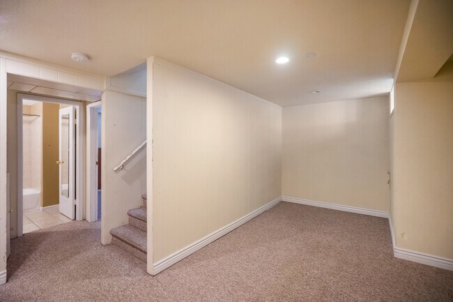 Building Photo - Amazing 4BR, 2BTH in Park Hill!!