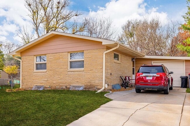 Building Photo - Inviting 3-Bedroom Home in Eastridge – Acr...
