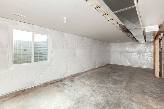 Building Photo - Prime Living: A Spacious Haven with Fenced Backyard in Ankeny