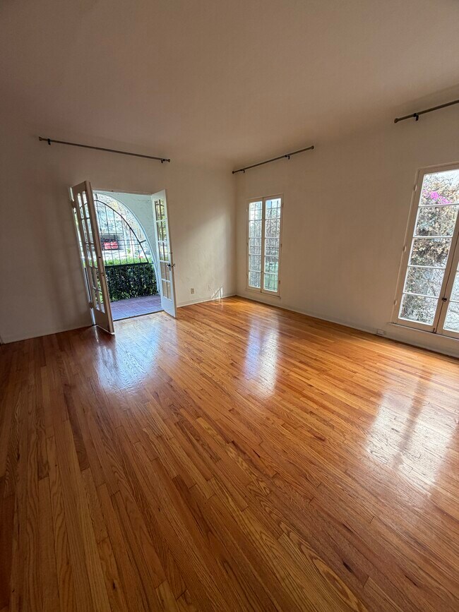 Living Room 102 - 1482 S Shenandoah St