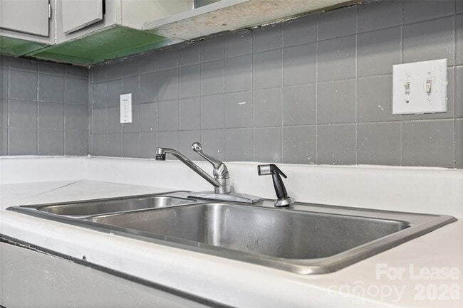 Building Photo - 7906 Oak Meadow Ct