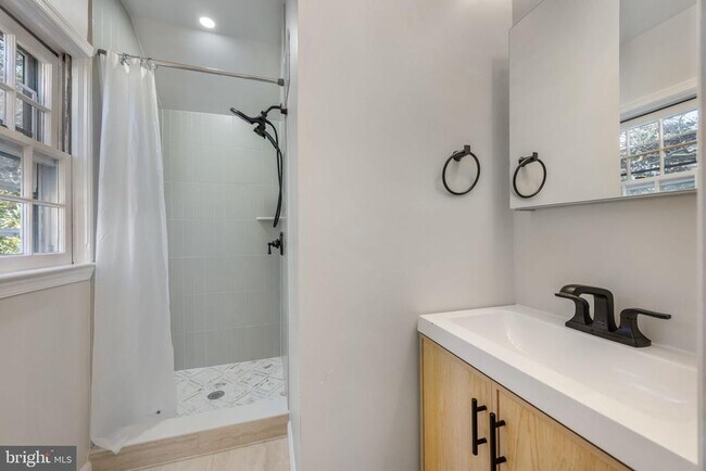 Building Photo - 2355 N Quincy St