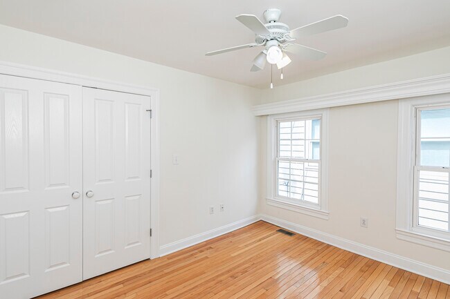 Building Photo - 35 Maple St