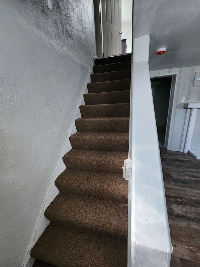 Building Photo - Large Glen Park Home