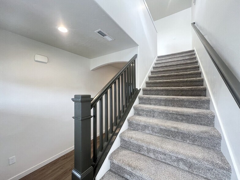 Building Photo - 3315 S Cabin Creek Way