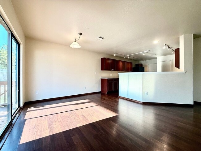 Building Photo - Spacious Inside & Out!