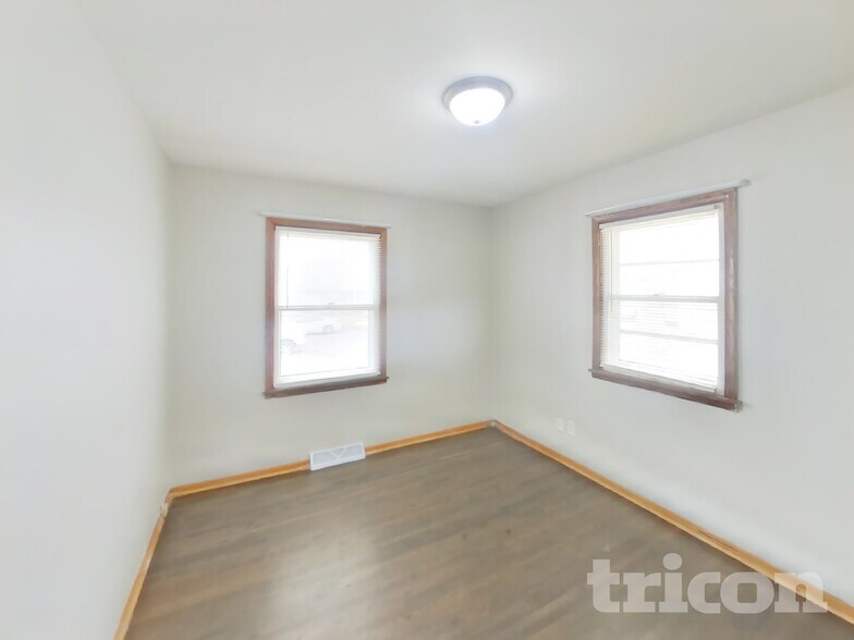 Building Photo - 1633 Sherwood Ave