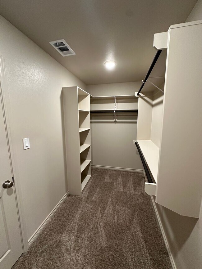 Building Photo - Fresh, Modern, and Move-In Ready!