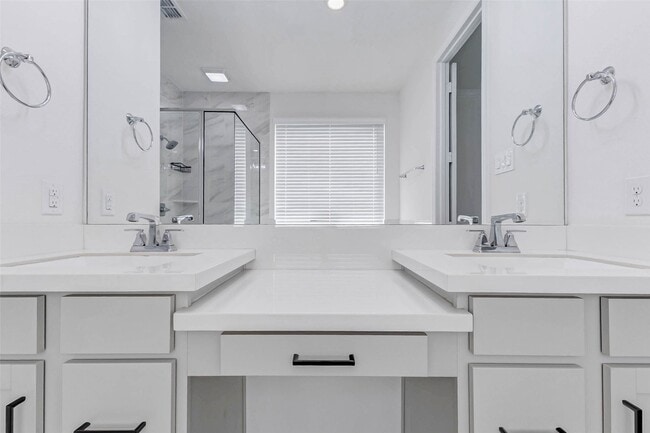 Building Photo - 30711 Thicket Ct