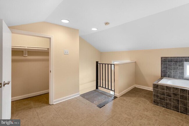 Building Photo - 1123 W Lombard St