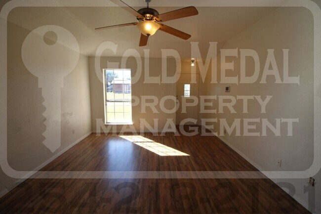 Building Photo - Beautiful 3-bed, 2-bath home now available...