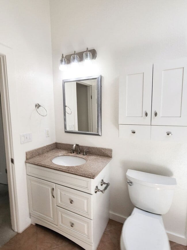 Building Photo - Spacious & bright 3 bedroom 2 bath home in...