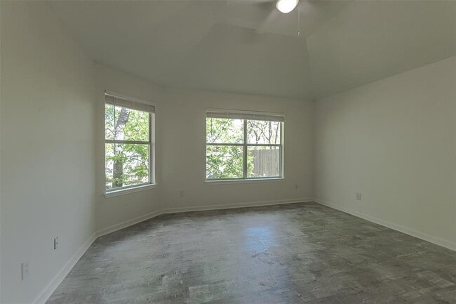 Building Photo - 2210 Zoa Dr