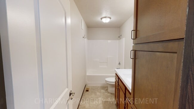 Building Photo - 330 Vernon Dr