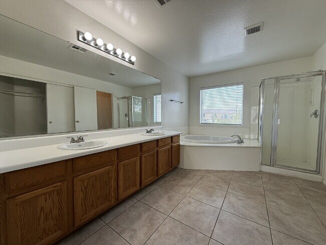 Building Photo - "Spacious 3-Bedroom Gem with 2.5 Baths in ...