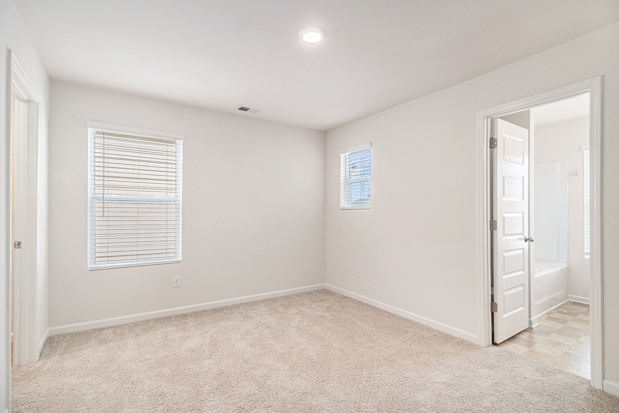 Building Photo - 3135 Hendrick Dr