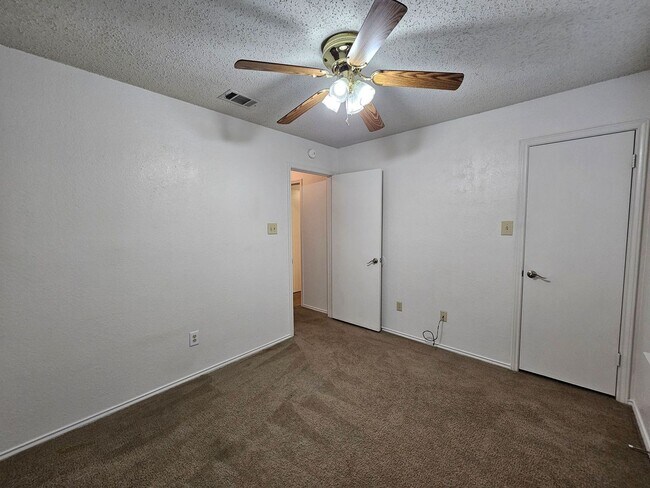 Building Photo - 5101 Glennwood Dr