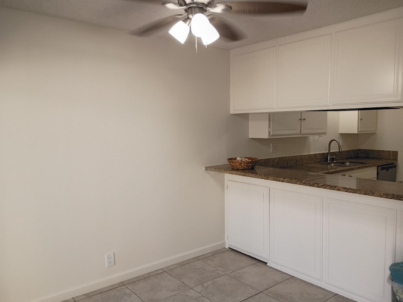 Building Photo - 851 Amigos Way