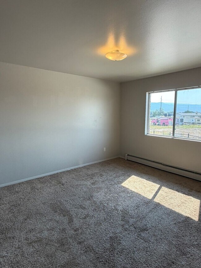 Building Photo - 812 W Cedar Ct