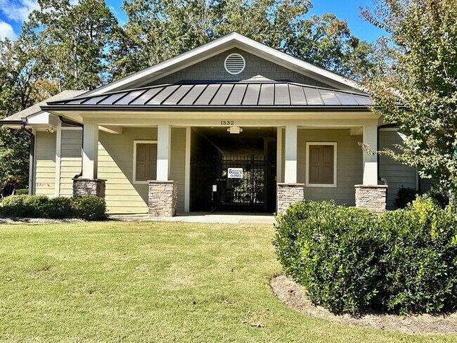 Building Photo - Beautiful 4 bedroom, 3 bath townhome end u...