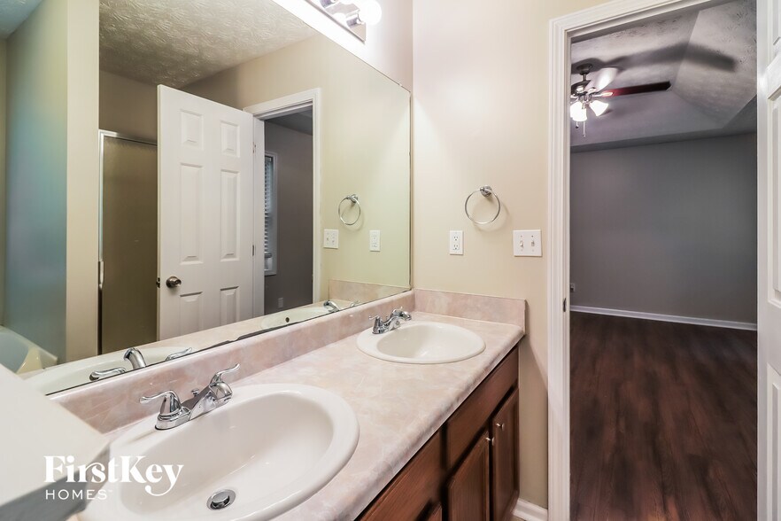 Building Photo - 358 Farm Brook Ln